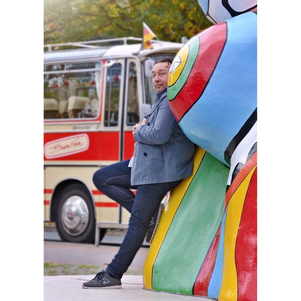 Bild für „50 Jahre Nanas - Hannovers Straßenkunst mit dem Bus“